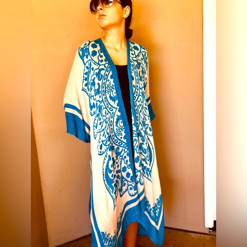 NWT. Harve Benard Printed Kimono. One Size. 46 inches in length.